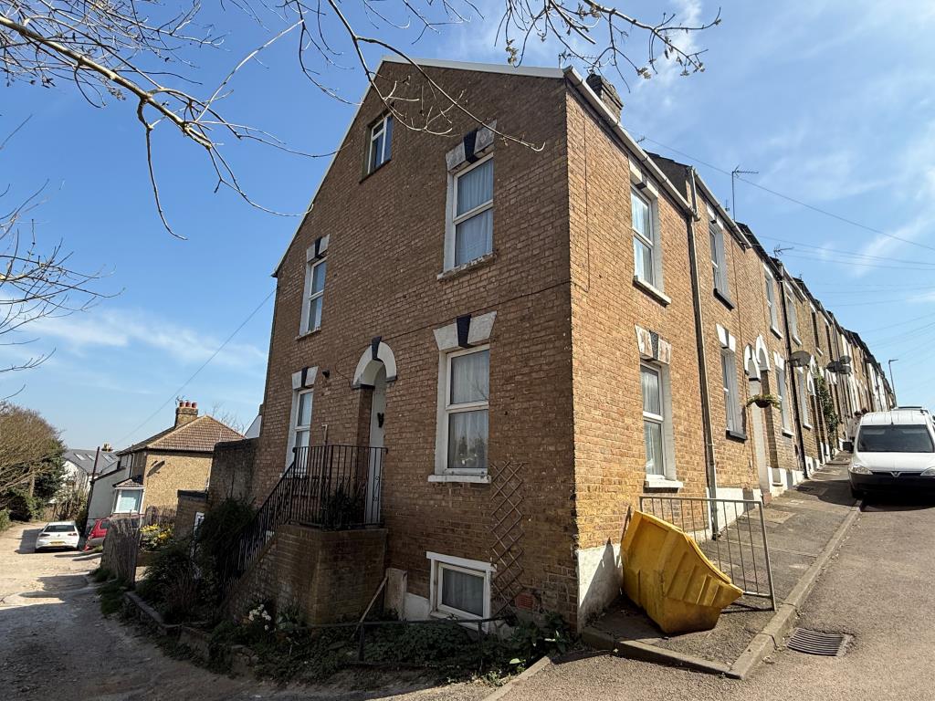 Lot: 141 - VACANT PAIR OF FLATS FOR REFURBISHMENT - Freehold pair of flats